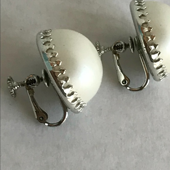 Vintage Large Pearl Screwback Earrings - Picture 3 of 5